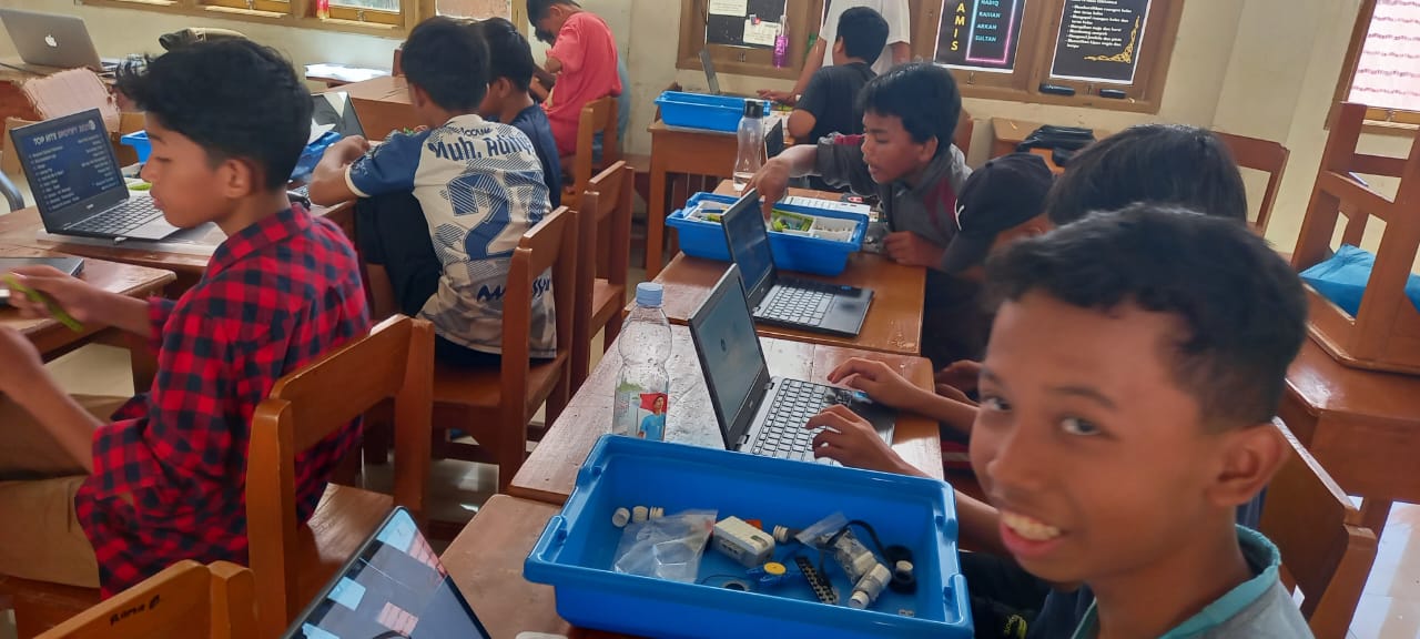 Kelas Robotika SMPIT Al Bayan Makassar